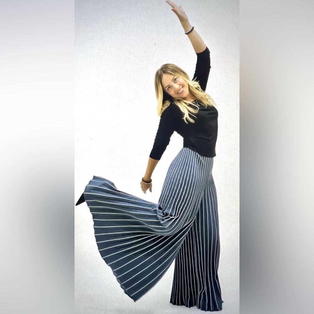 Black and White Wide Leg Pants with High Waist and Flowing Design